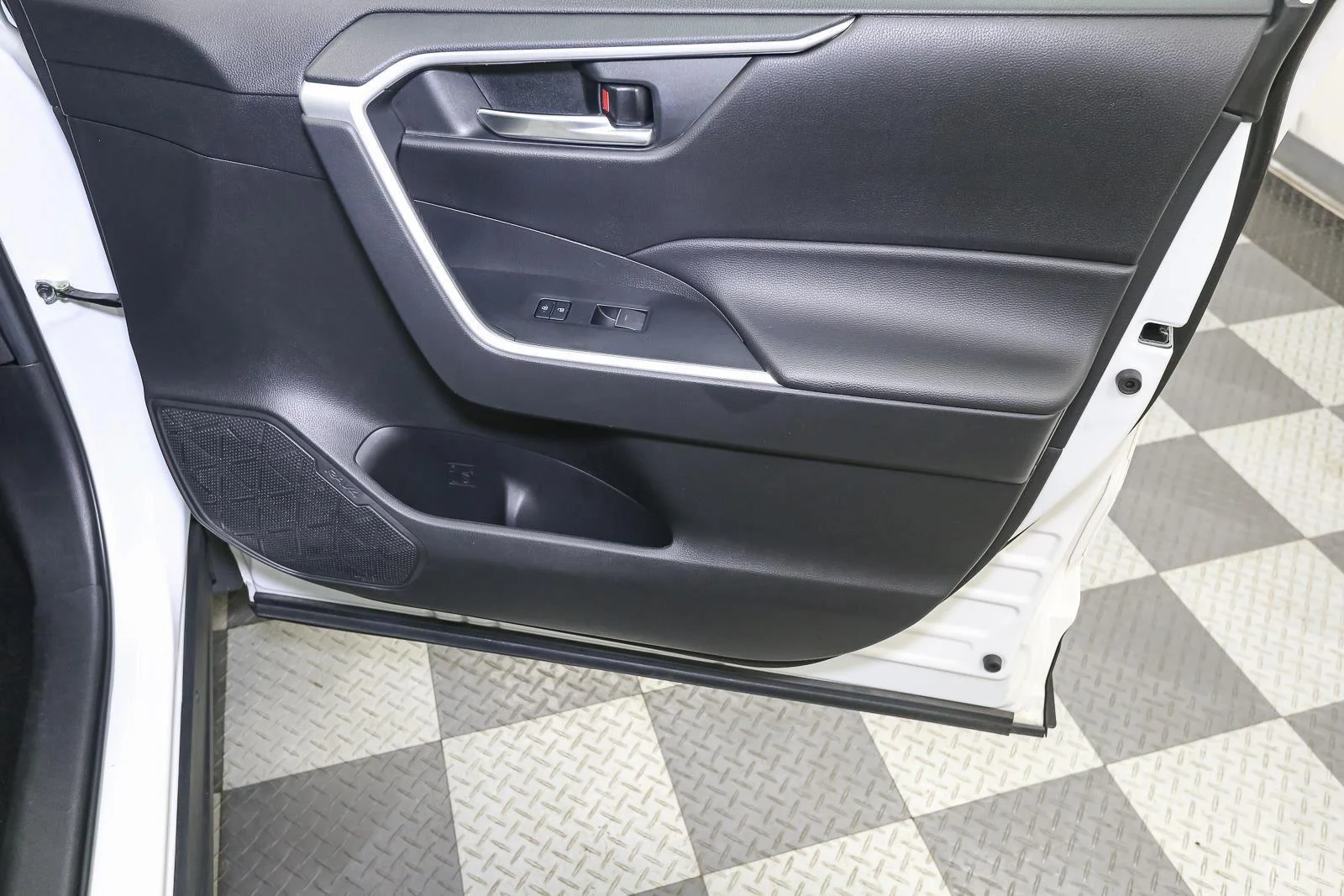 Certified Used 2022 White Toyota XLE image 22