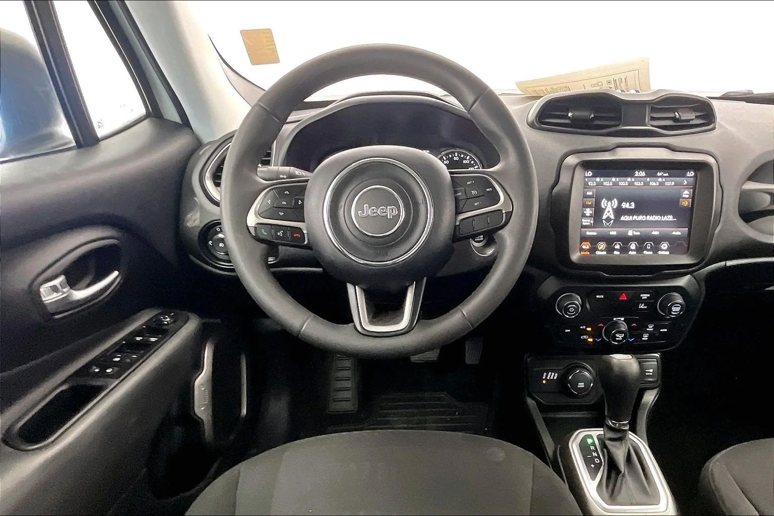 Used 2022 Alpine White Clearcoat Jeep Latitude image 4