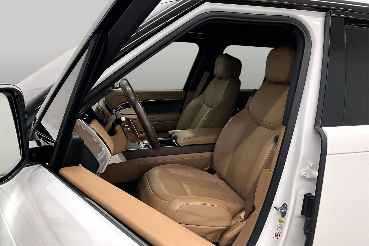 Used 2023 Icy White SV Bespoke Special Effect Gloss Land Rover SE image 8