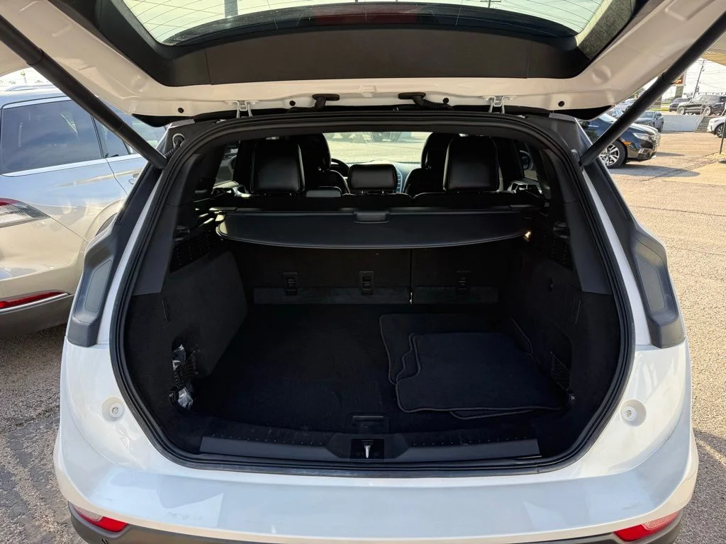 Used 2019 White Lincoln Reserve image 4