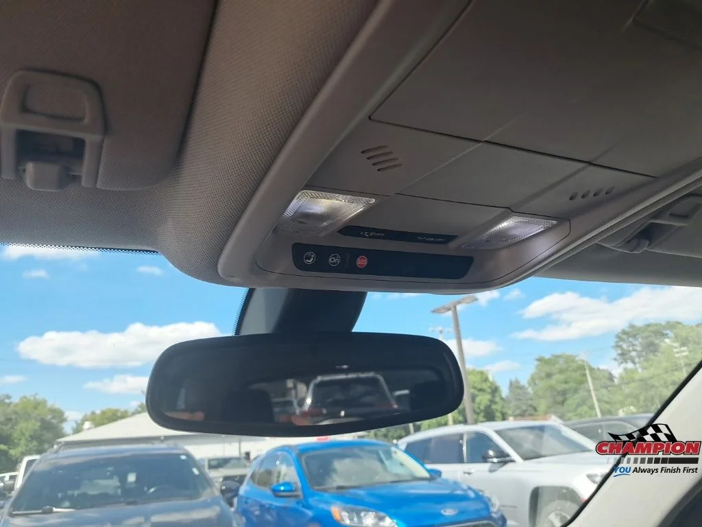 Used 2019 White GMC SLE image 21