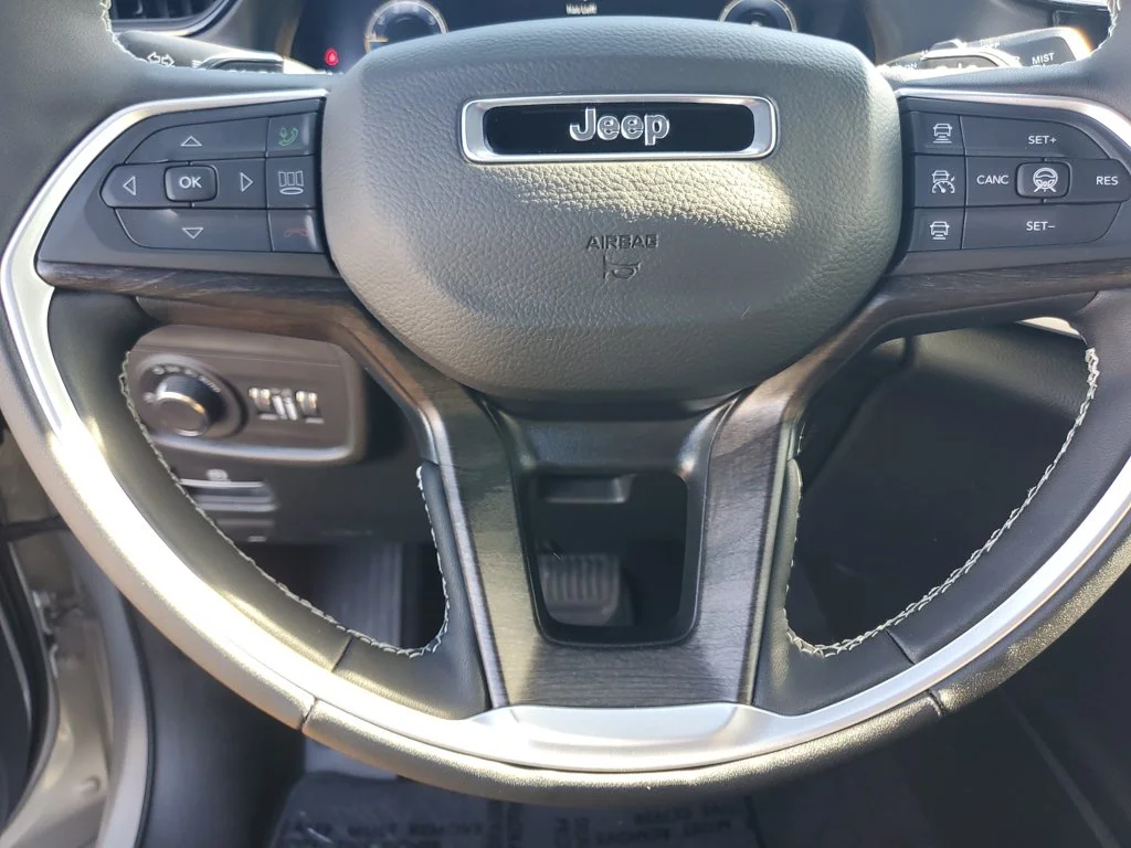New 2026 Silver Zynith Exterior Paint Jeep Altitude image 24