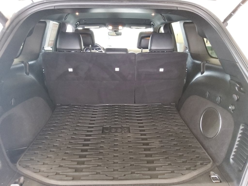 Used 2020 White Jeep Laredo image 28