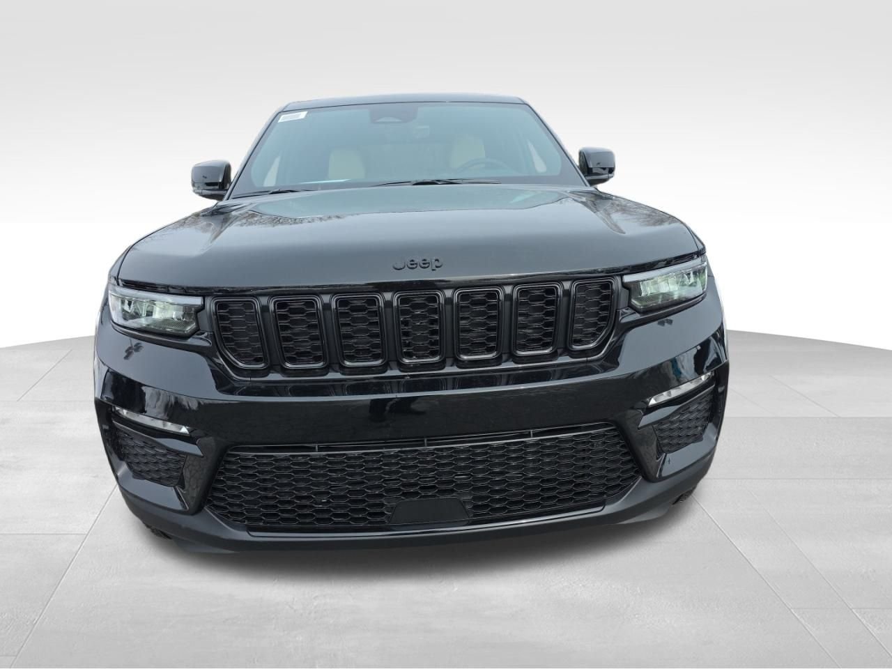 New 2025 Diamond Black Crystal Pearl-Coat Exterior Paint Jeep Limited image 3