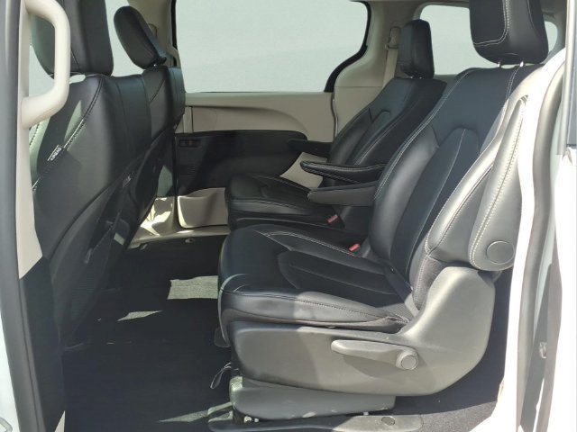 Used 2024  Chrysler Hybrid Select image 19