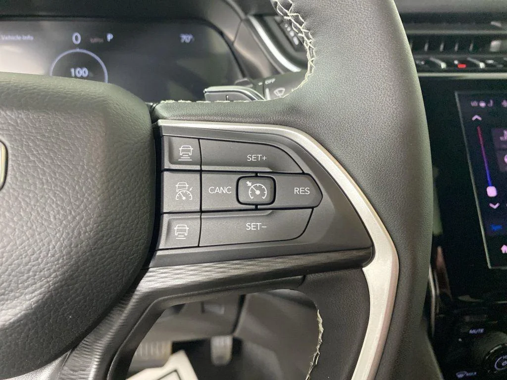 Used 2025 Diamond Black Crystal Pearlcoa Jeep Laredo X image 18
