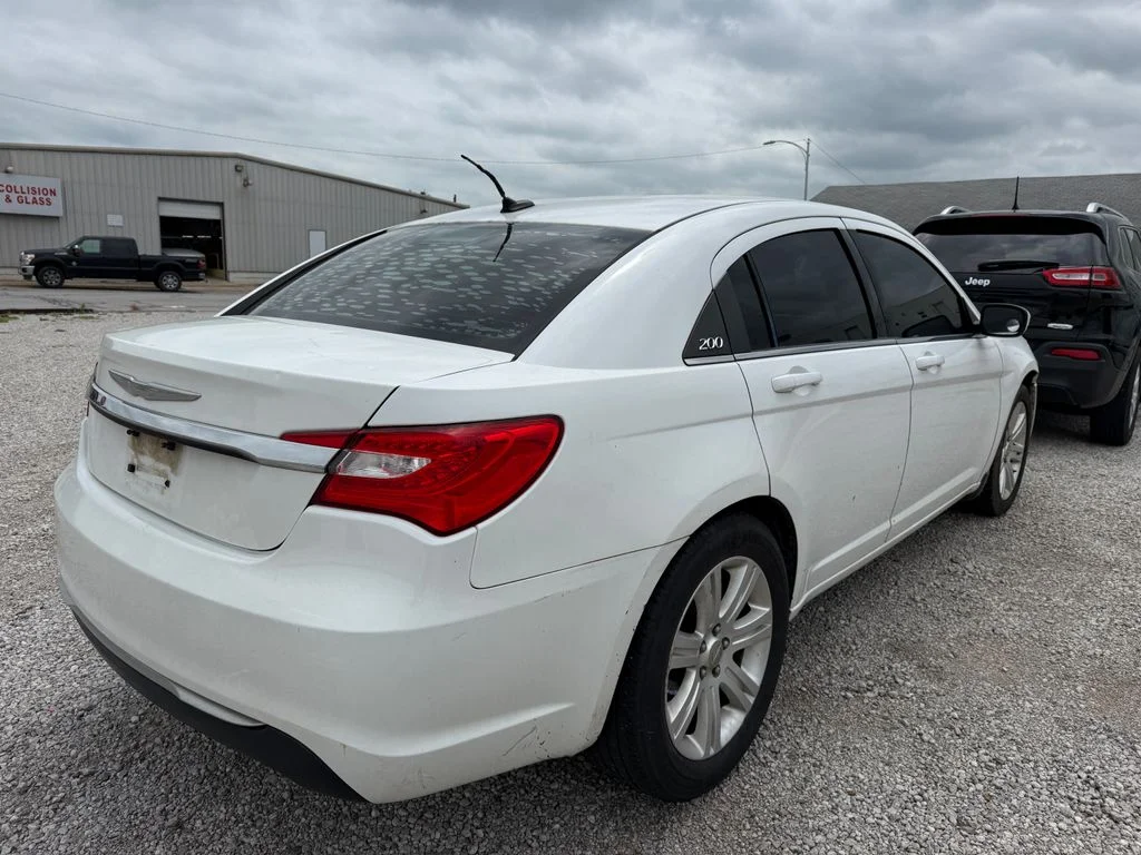 Used 2013 White Chrysler Touring image 8