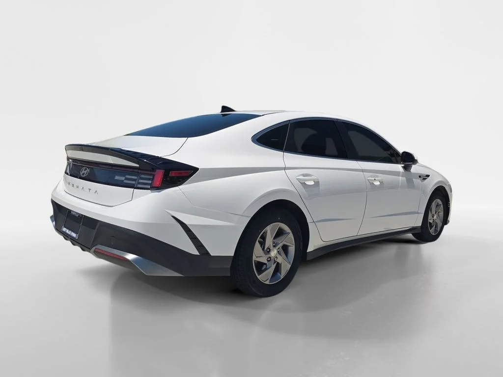Used 2025 Serenity White Hyundai SE image 3