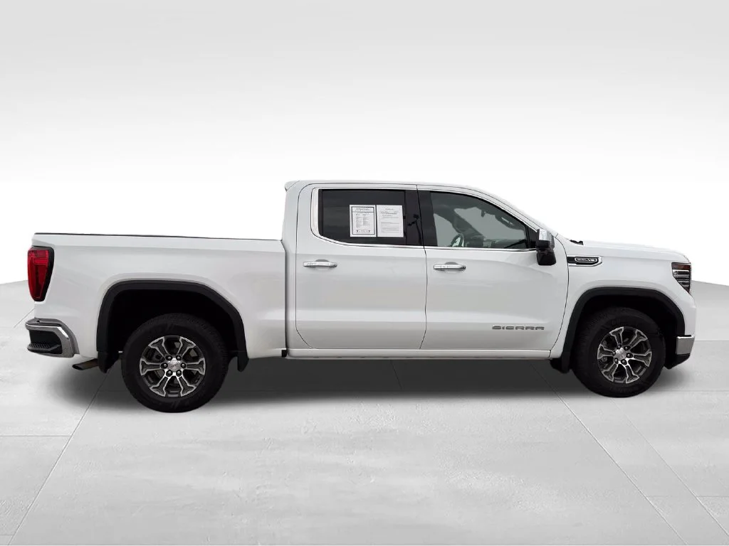 Used 2025 White GMC SLT image 27