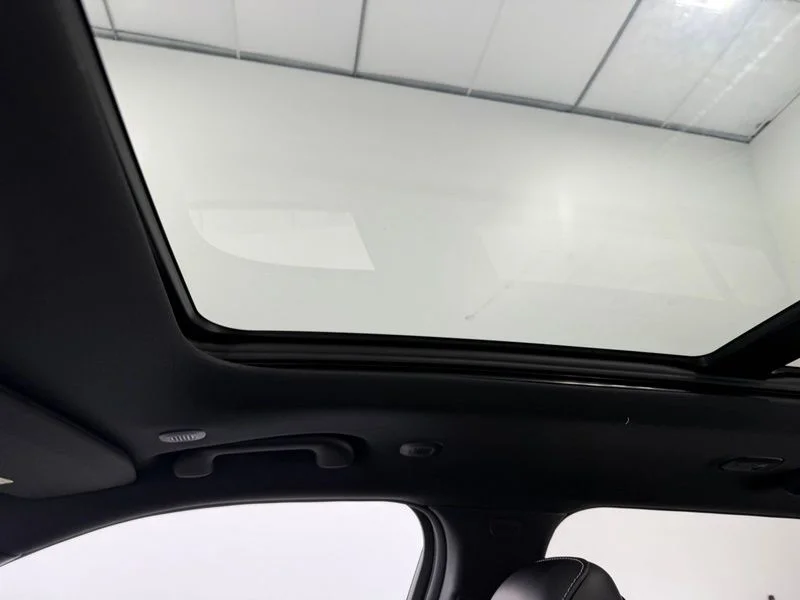 New 2026 Bright White Clear-Coat Exterior Paint Jeep Limited Reserve image 36