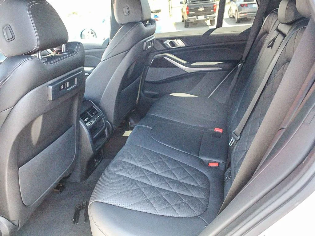 Used 2023 White BMW sDrive40i image 18