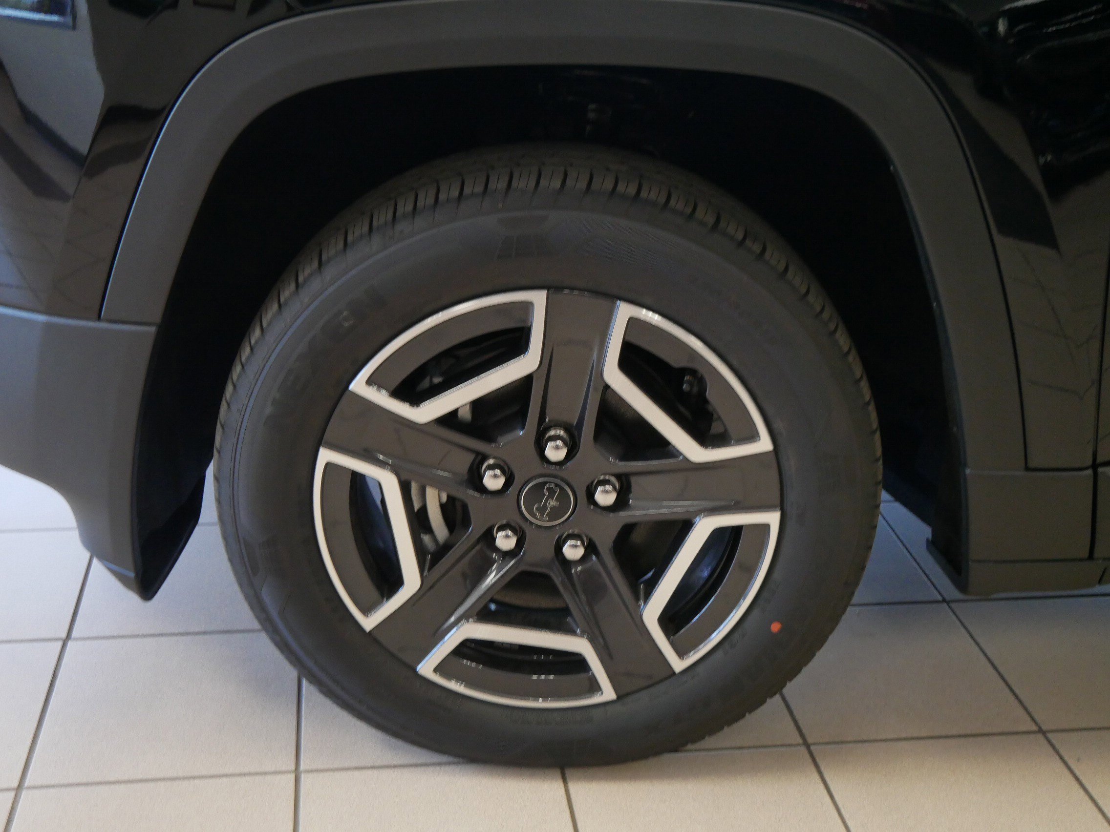 New 2026 Diamond Black Crystal Pearl-Coat Exterior Paint Jeep Limited image 6