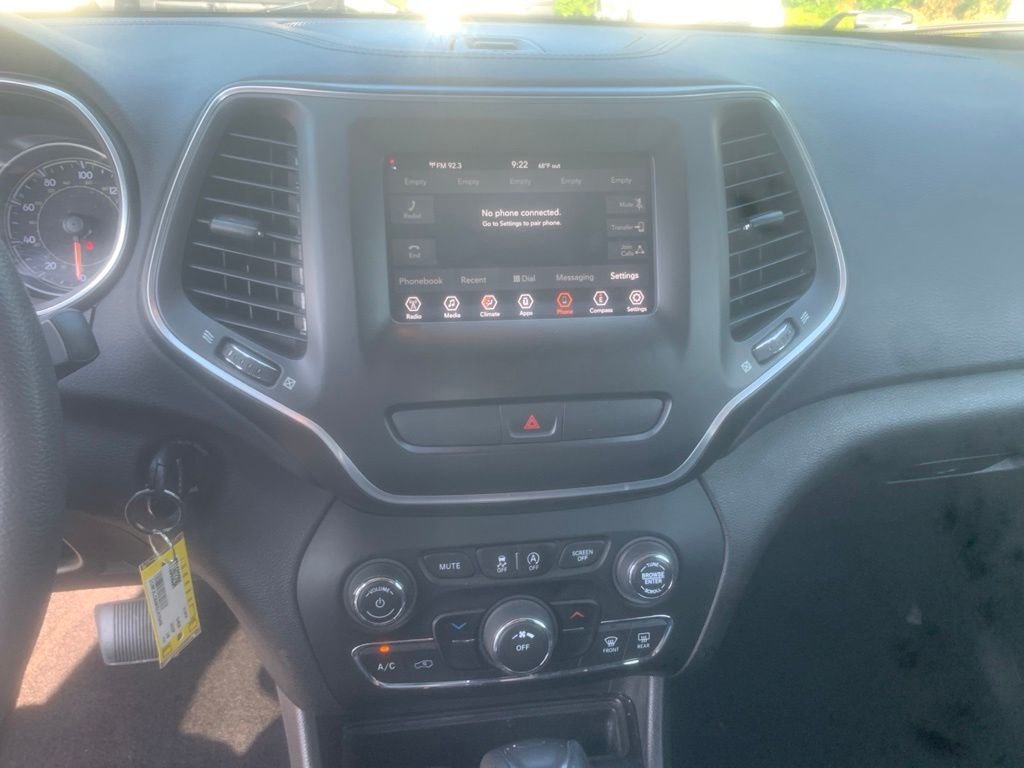 Used 2019 Diamond Black Crystal Pearlcoat Jeep Latitude image 14