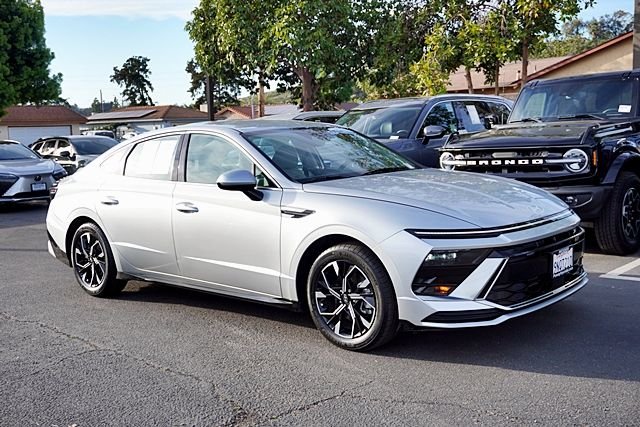 Used 2024 Silver Hyundai SEL image 5