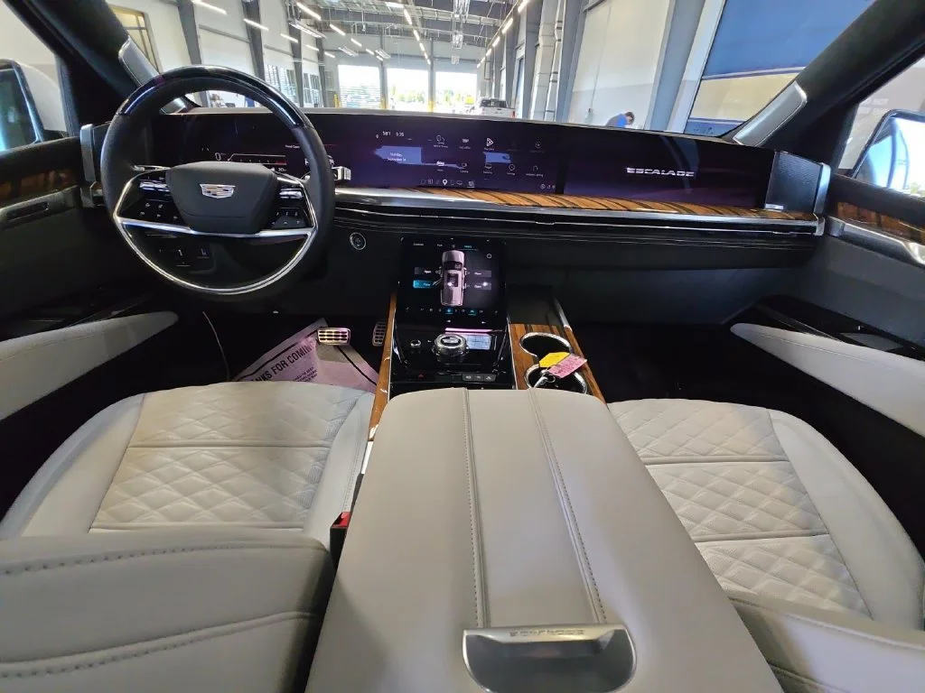 Used 2025 Crystal White Tricoat Cadillac Sport Platinum image 27