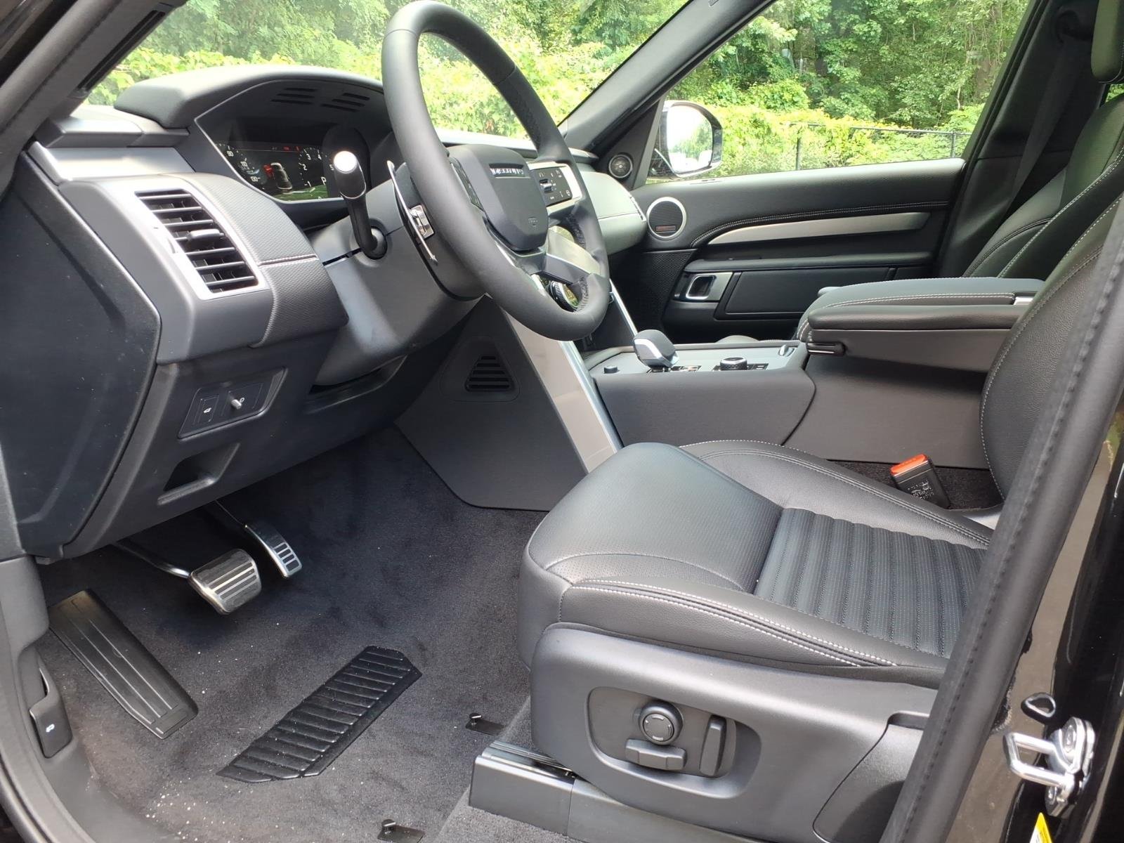 New 2026 Santorini Black Land Rover Dynamic SE image 17
