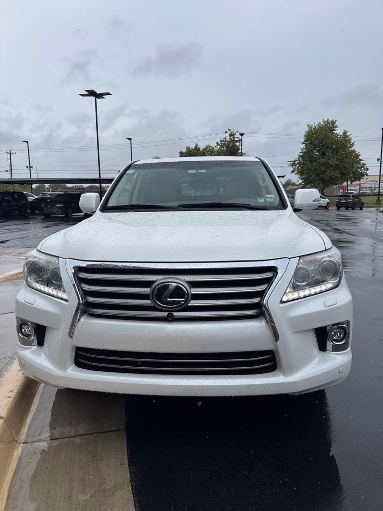 Used 2014  Lexus 570 image 2
