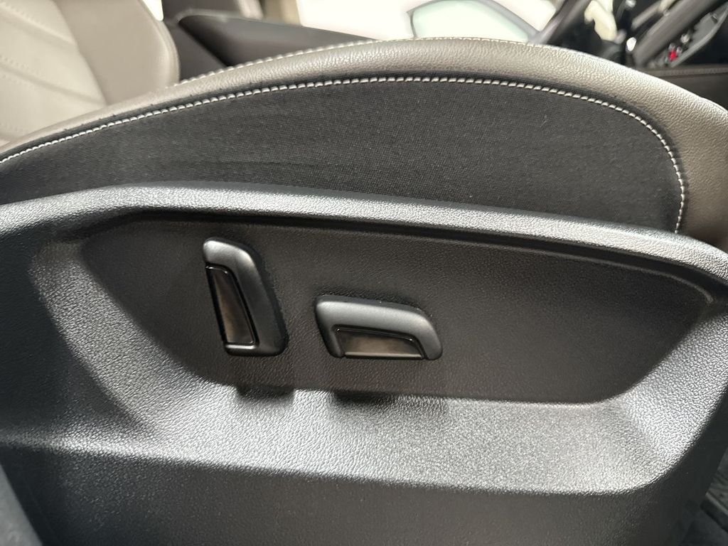Used 2025  Volkswagen 2.0T SEL image 19