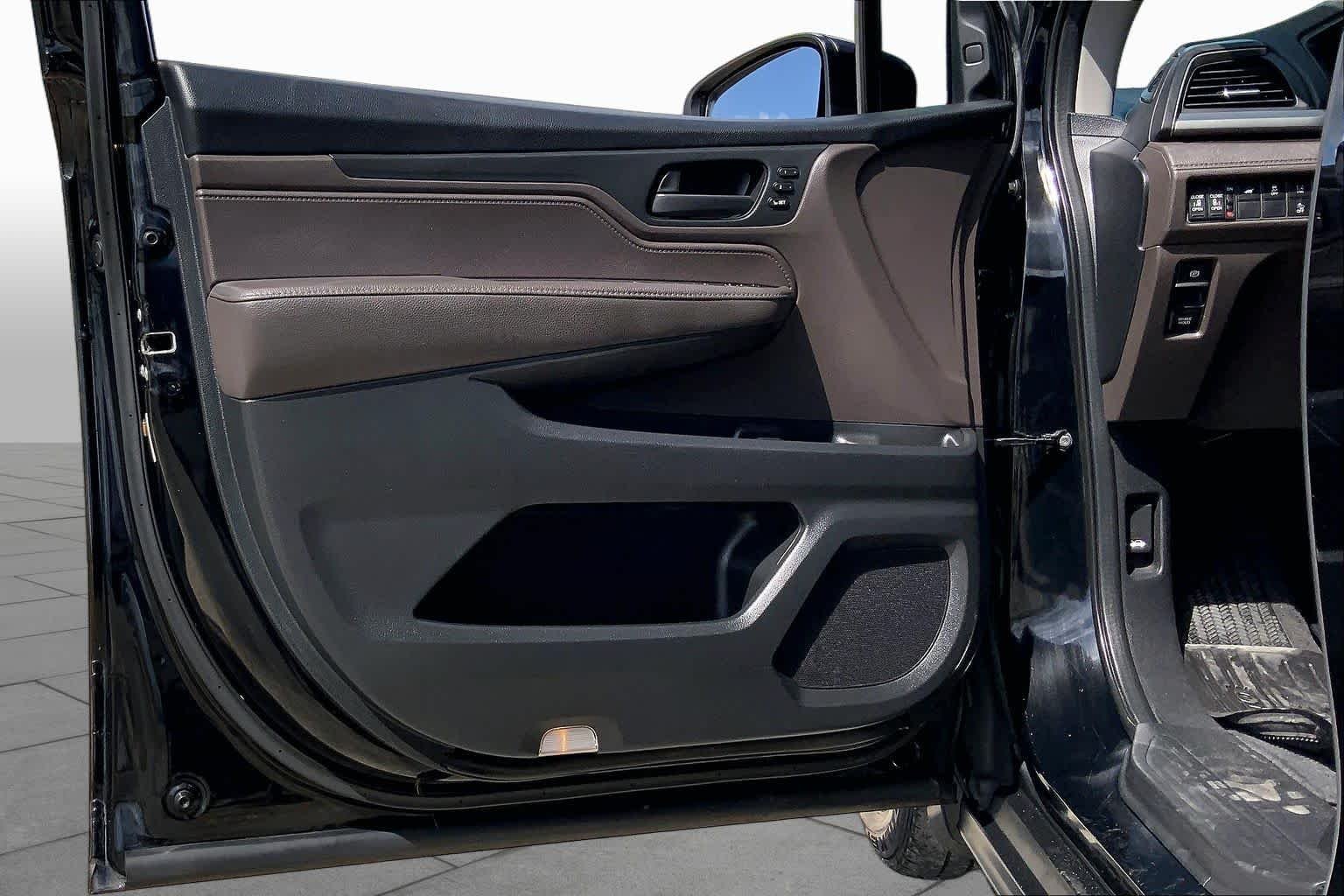 Used 2018 Crystal Black Pearl Honda EX-L image 21