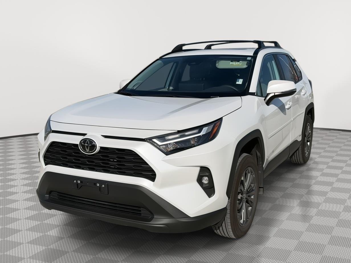 Used 2025 Wind Chill Pearl Toyota XLE Premium image 10