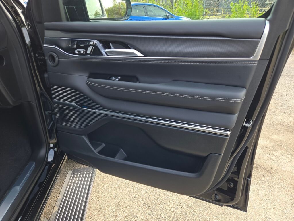 New 2026 High Gloss Black Exterior Paint Jeep Summit Obsidian image 6