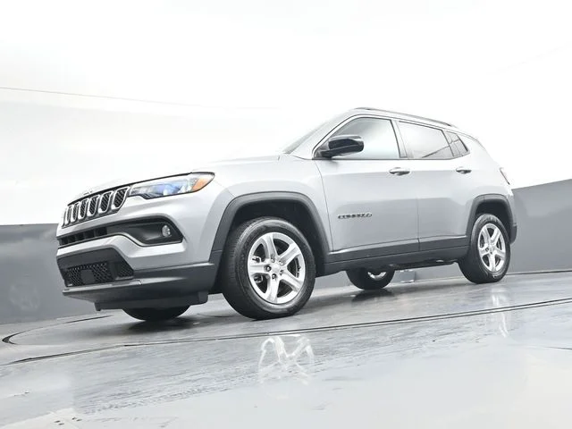 Used 2023 Silver Jeep Latitude image 37