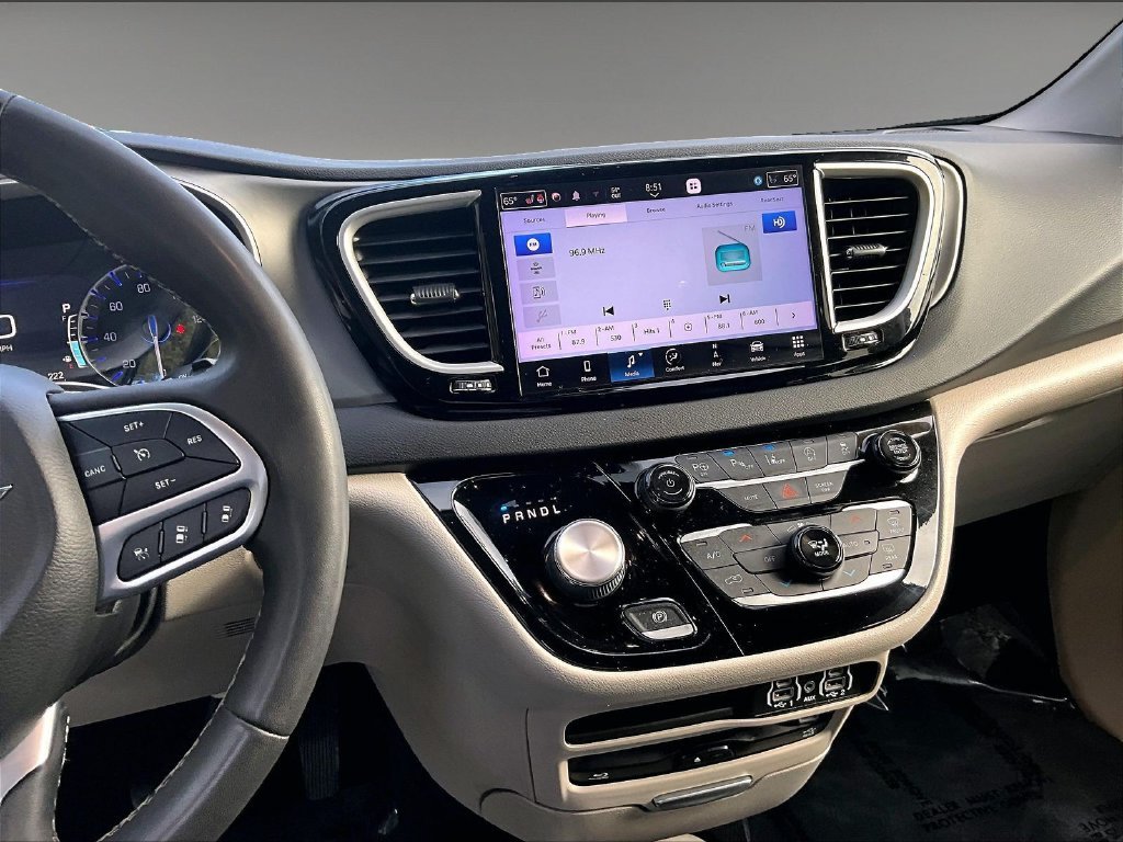 Used 2022 Ceramic Gray Clearcoat Chrysler Touring L image 19