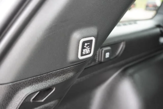Used 2025 White/off-white Jeep Limited image 23
