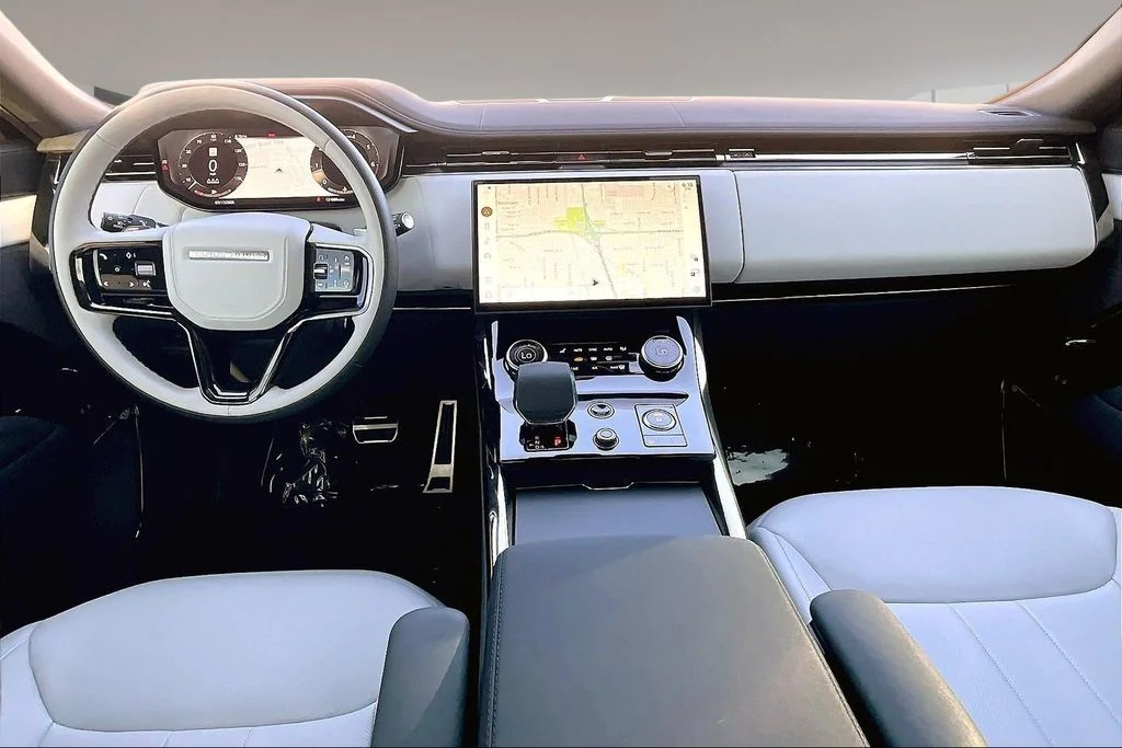 Used 2023 Black Land Rover SE Dynamic image 7