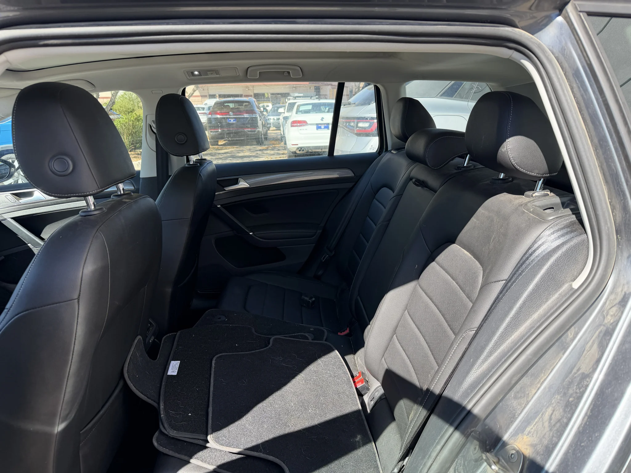 Used 2018 Platinum Gray Metallic Volkswagen 1.8T SEL 4MOTION image 4
