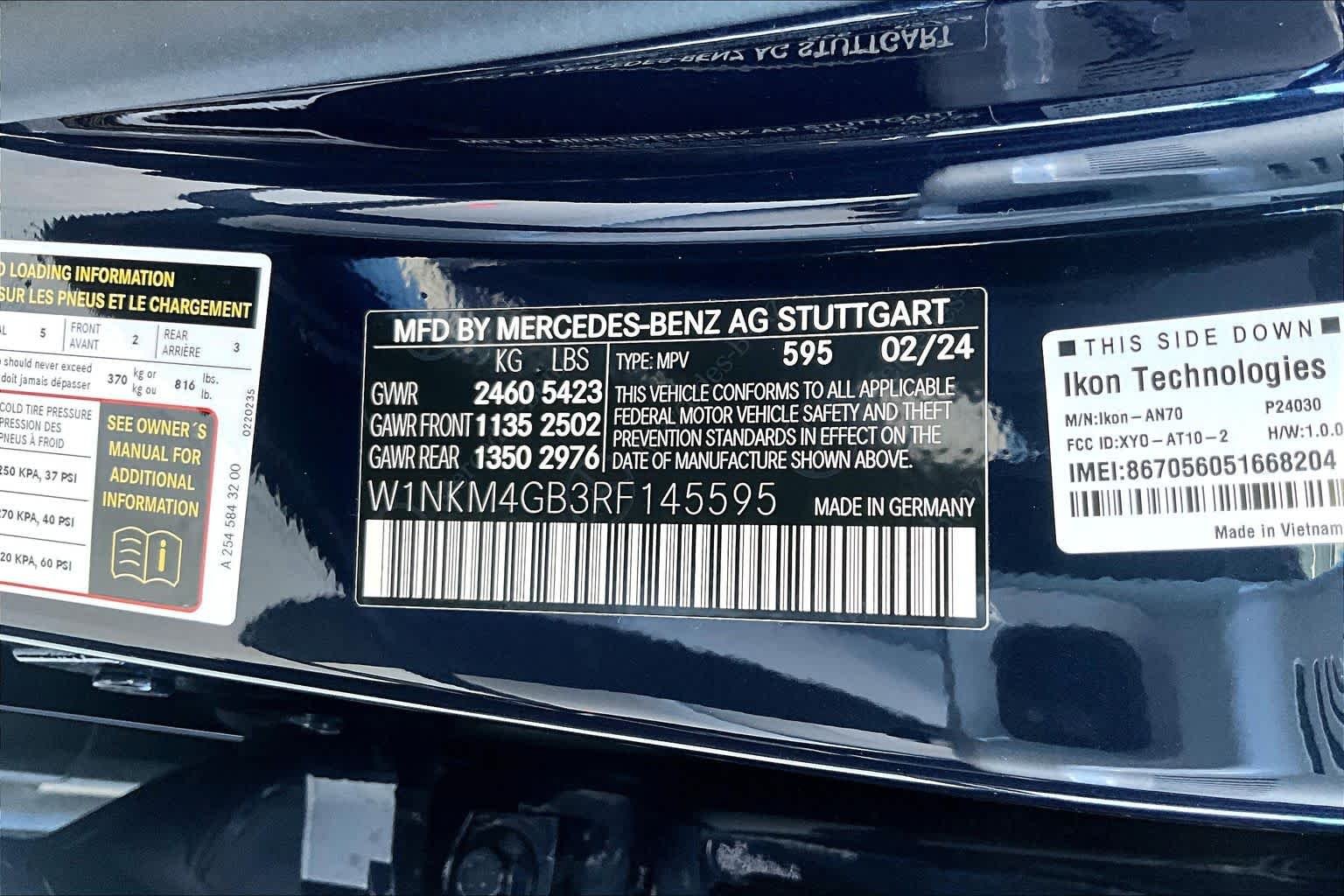Used 2024 Nautical Blue Metallic Mercedes-Benz GLC 300 image 29