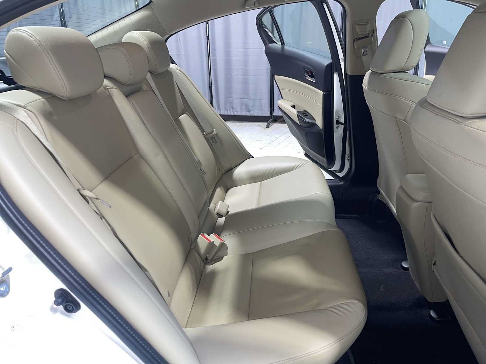 Used 2018 Bellanova White Pearl Acura  image 40