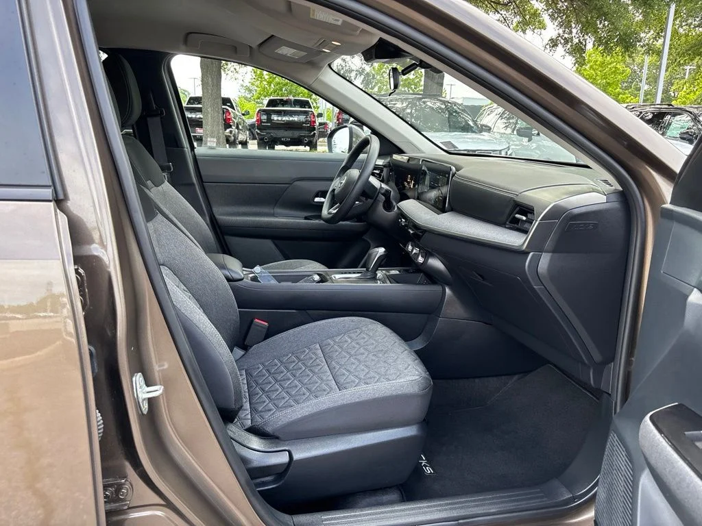Used 2025 Brown Nissan SV image 18