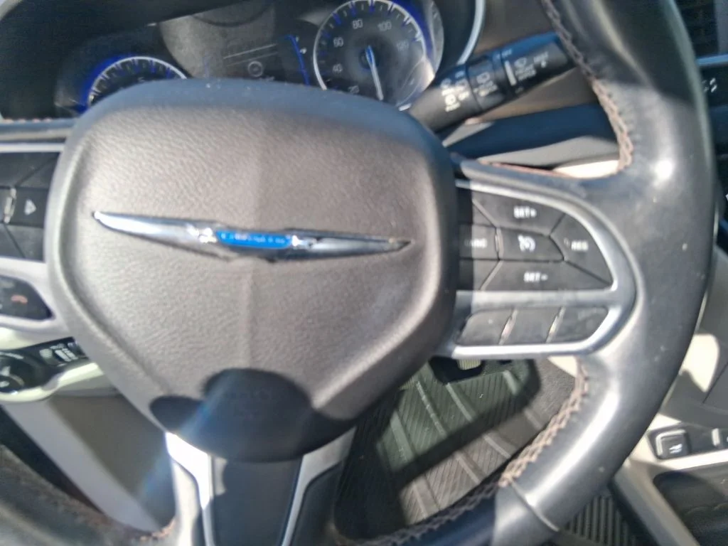 Used 2018 Gray Chrysler Touring L image 14