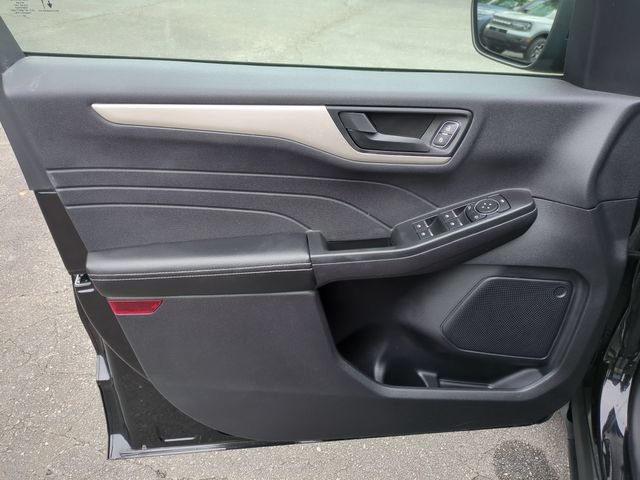 Used 2022 Black Ford SE image 12
