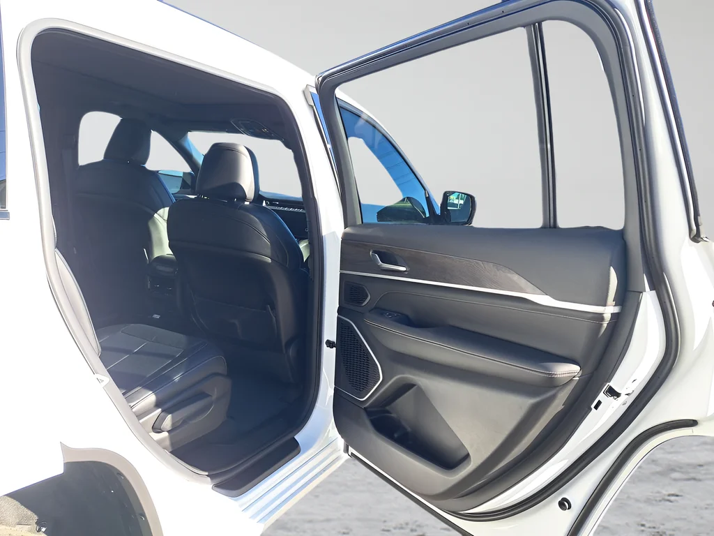 New 2026 Bright White Clear-Coat Exterior Paint Jeep Limited image 25