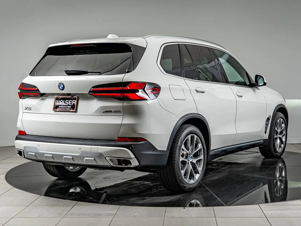New 2026 Alpine White BMW xDrive40i image 5