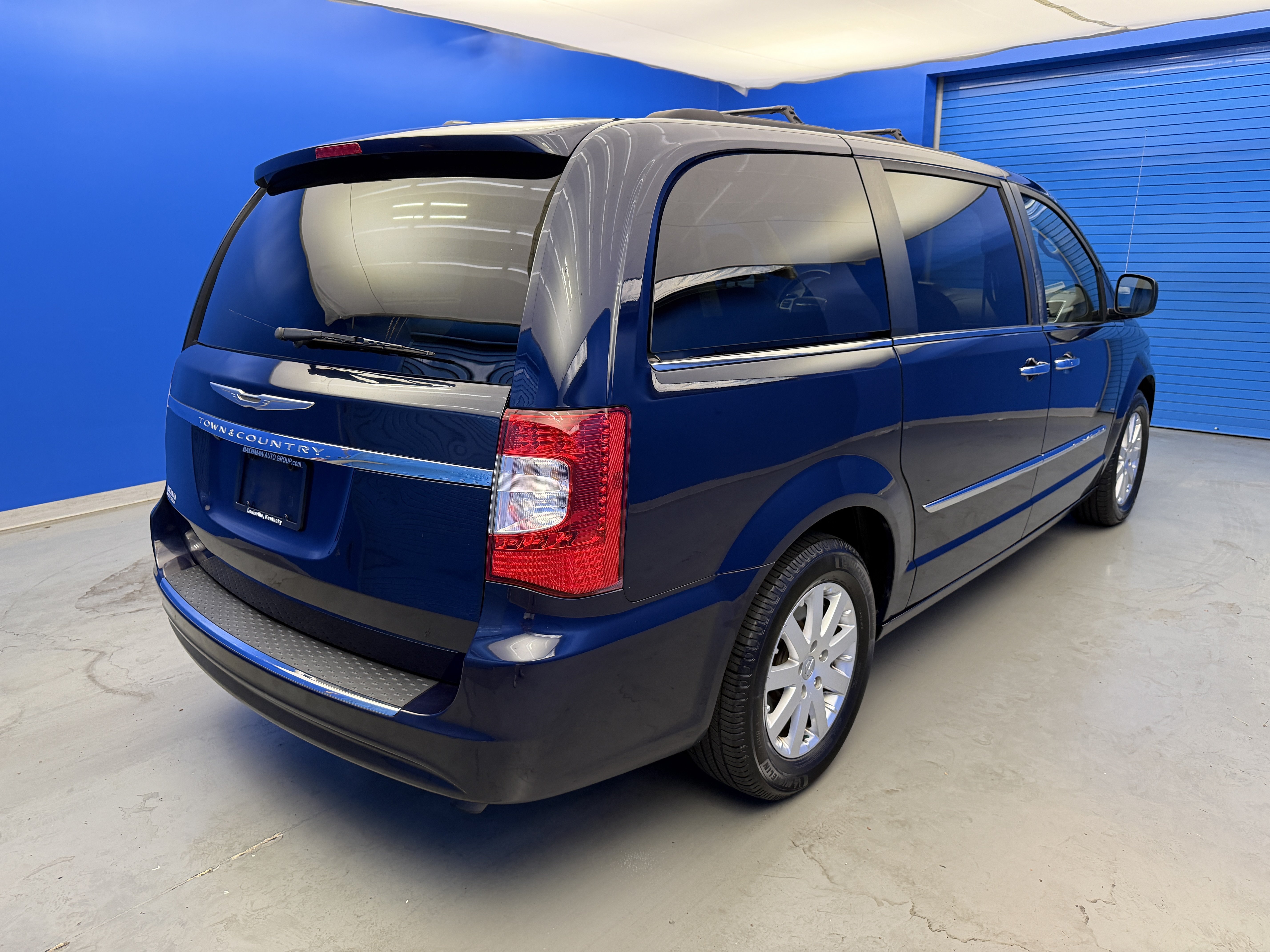 Used 2015 True Blue Pearlcoat Chrysler Touring image 7