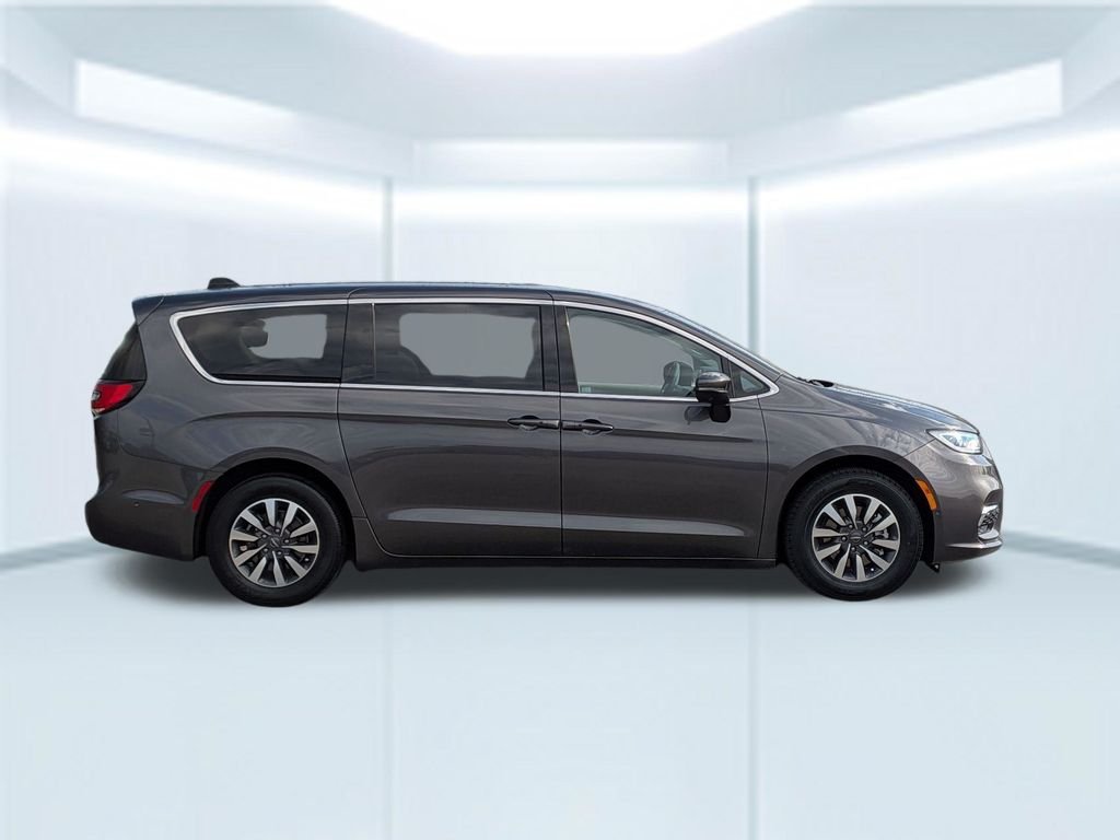 Used 2023 Gray Chrysler Touring L image 7