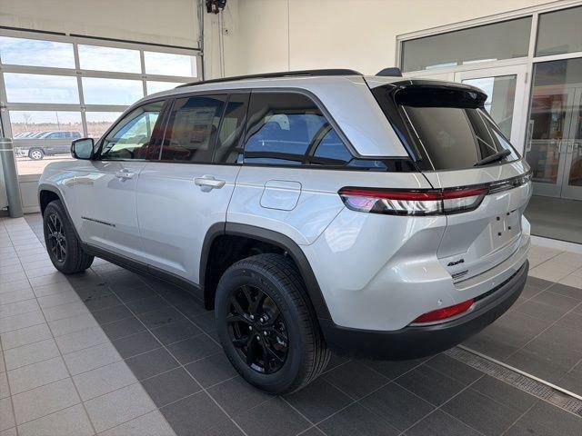 New 2026 Silver Zynith Exterior Paint Jeep Laredo image 3