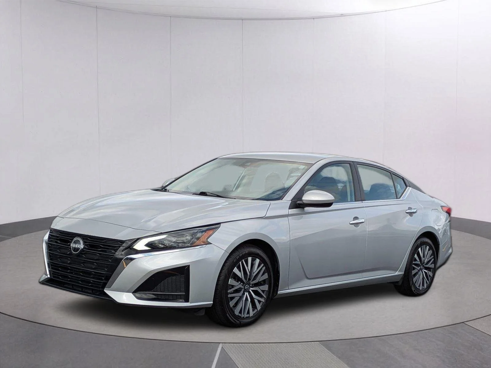 Used 2023 Brilliant Silver Metallic Nissan 2.5 SV image 1