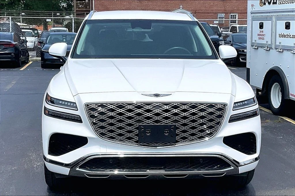 Used 2025 White Genesis 2.5T image 2