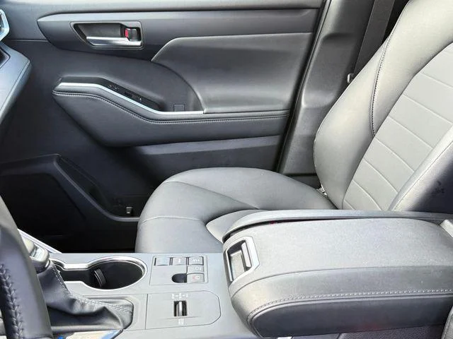 Certified Used 2025  Toyota XLE image 39