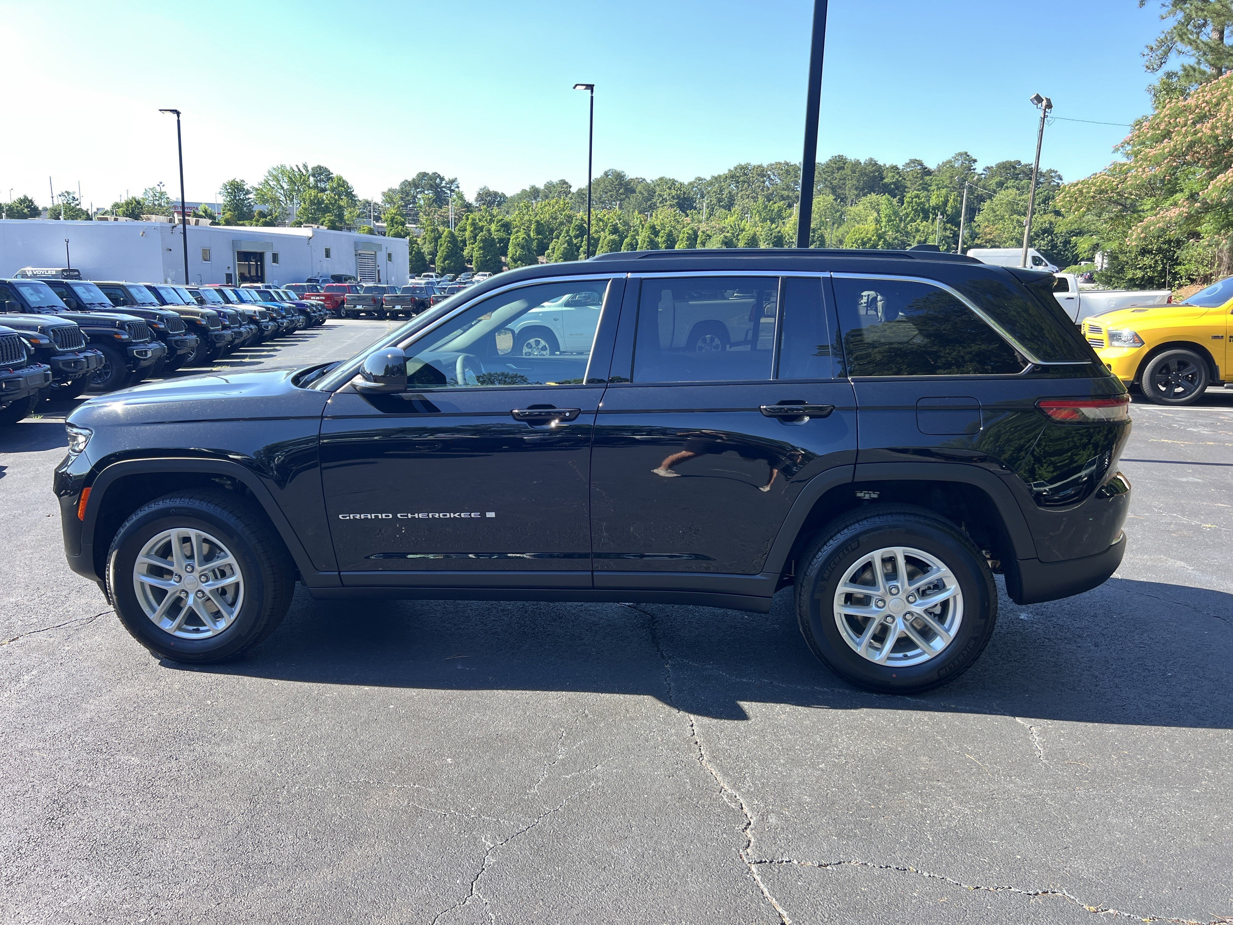 New 2026 Diamond Black Crystal Pearlcoat Jeep Laredo X image 4