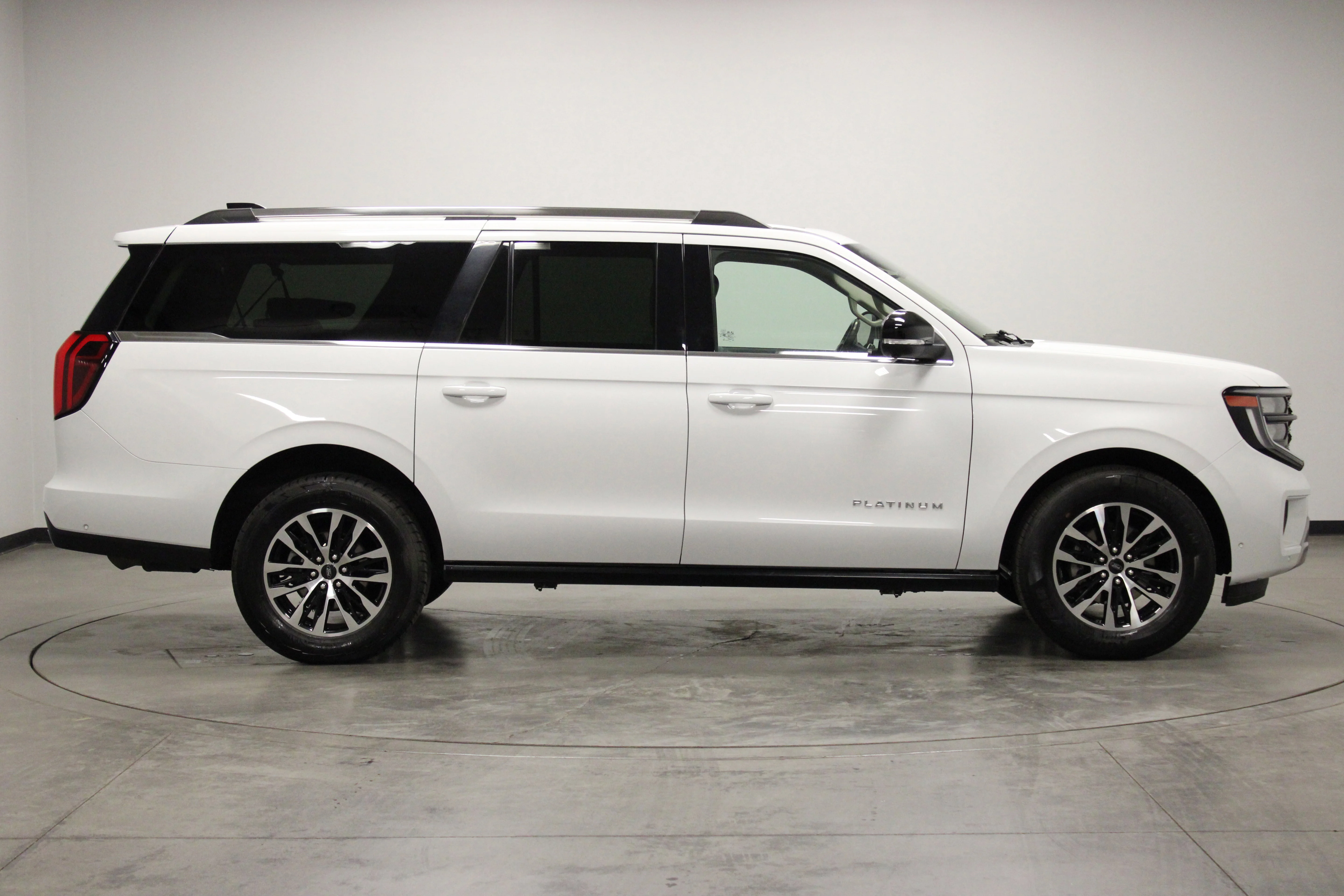 Used 2025 Oxford White Ford Platinum image 9