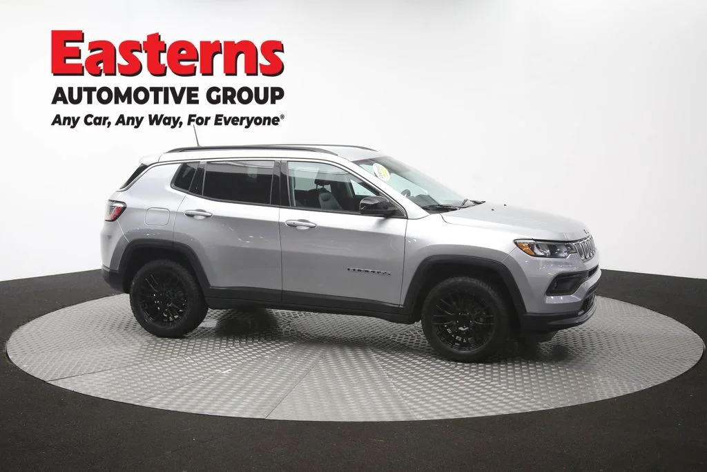 Used 2022 Silver Jeep Latitude image 45
