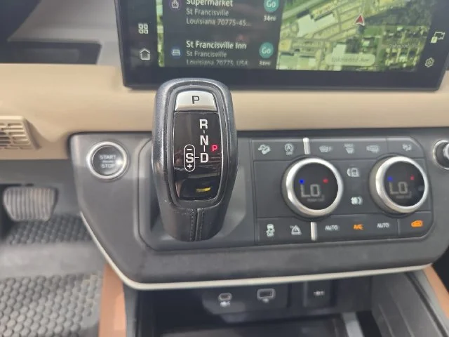 Used 2022 White Land Rover SE image 25