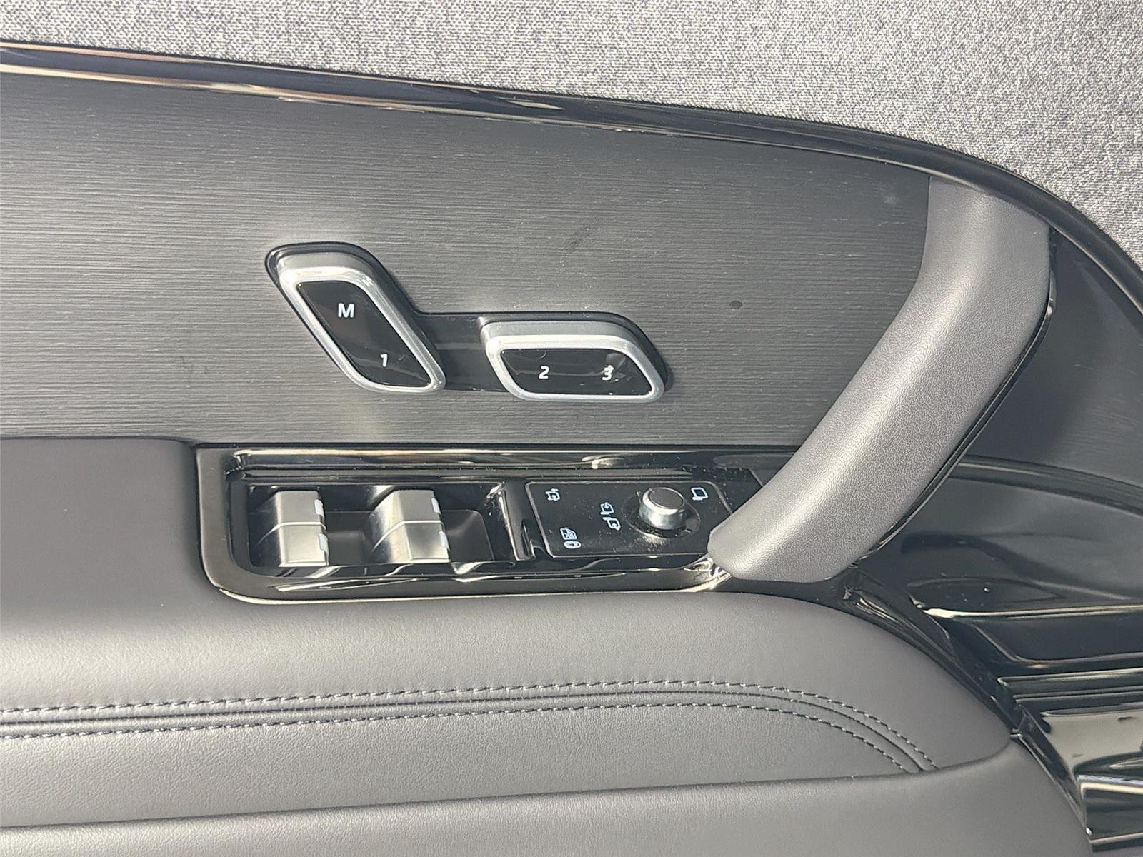 New 2026 Santorini Black LAND ROVER Dynamic SE image 16