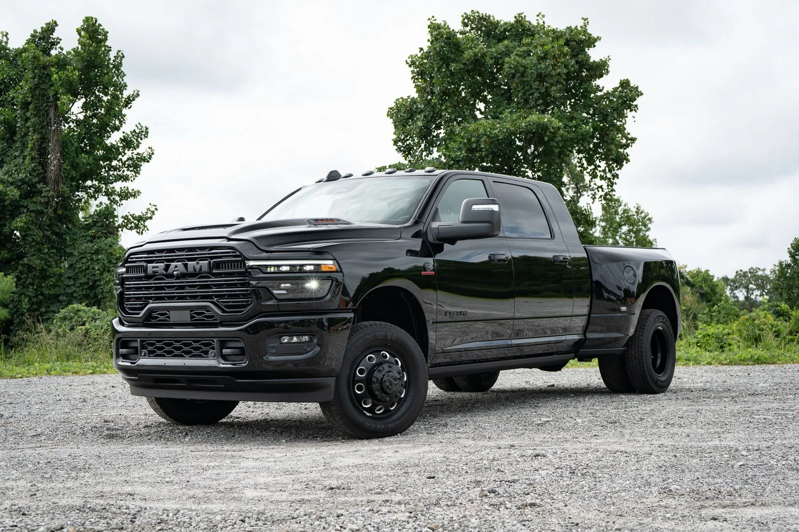 New 2026 Diamond Black Crystal Pearl-Coat Exterior Paint RAM Laramie image 2