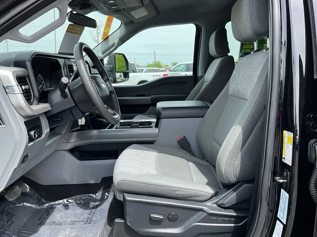 Used 2025 Agate Black Metallic Ford XLT image 18